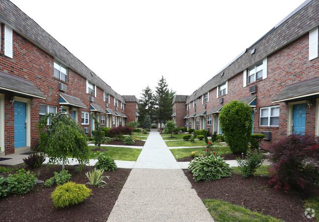 Building Photo - Bishop-Stratford Court Apartments