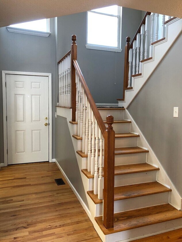 Foto principal - COMING SOON!! 5 Bed, 3.5 Bath, Pet Friendly!!