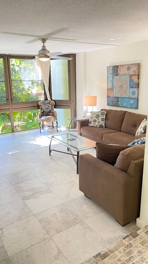 Livingroom - 501 Hahaione St (Honolulu, HI)