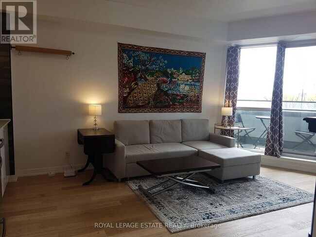 Photo du bâtiment - 2212 Lake Shore Blvd W