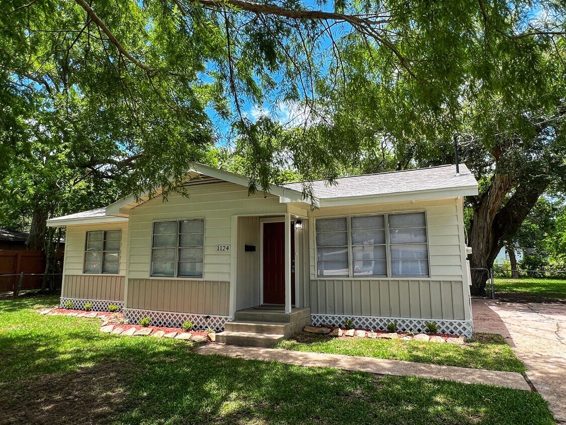 1124 2nd St, Clute, TX 77531 House Rental in Clute, TX