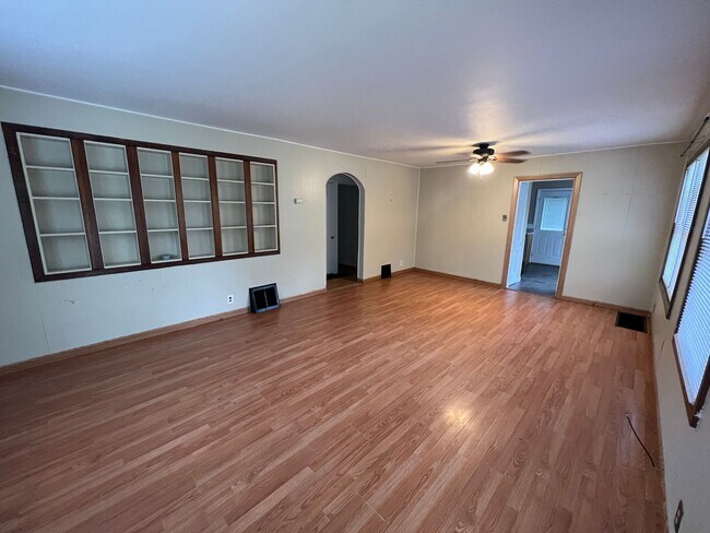 Foto del edificio - Available Mid-May 4 Bedroom / 1.5 Bathroom for Rent