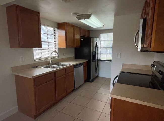 Foto del edificio - 3/2 Home Available now!