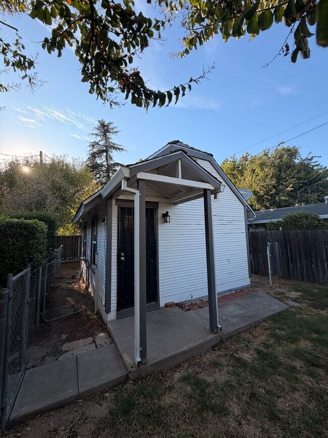 Building Photo - 660 Maple St