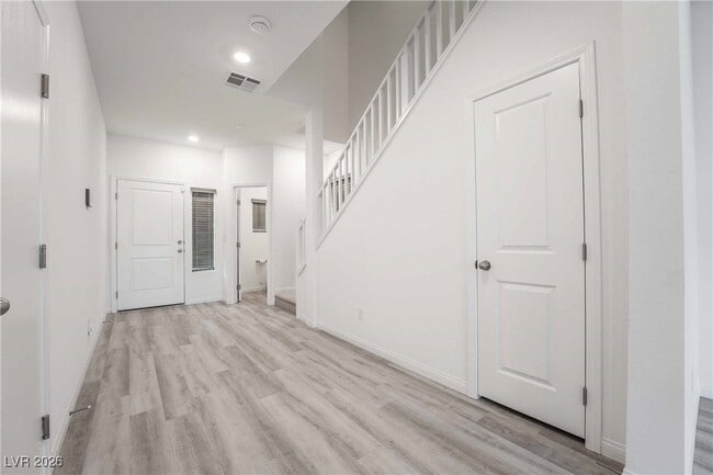 Building Photo - 5905 Becklow Gdns Ave