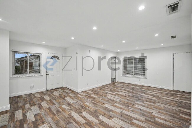 Building Photo - Unit