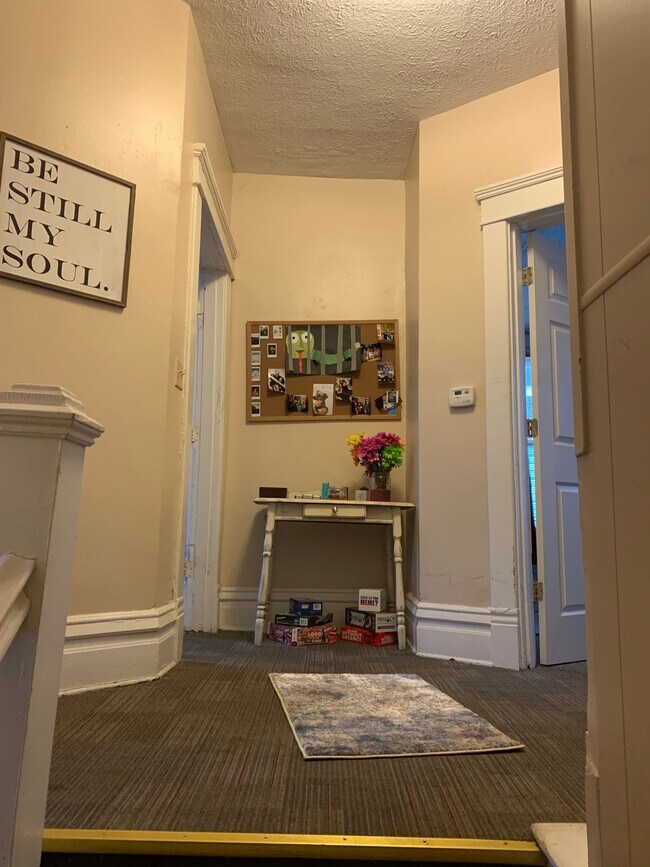 Parte superior de las escaleras - pasillo que da acceso a dos dormitorios - 628 Hal Greer Blvd