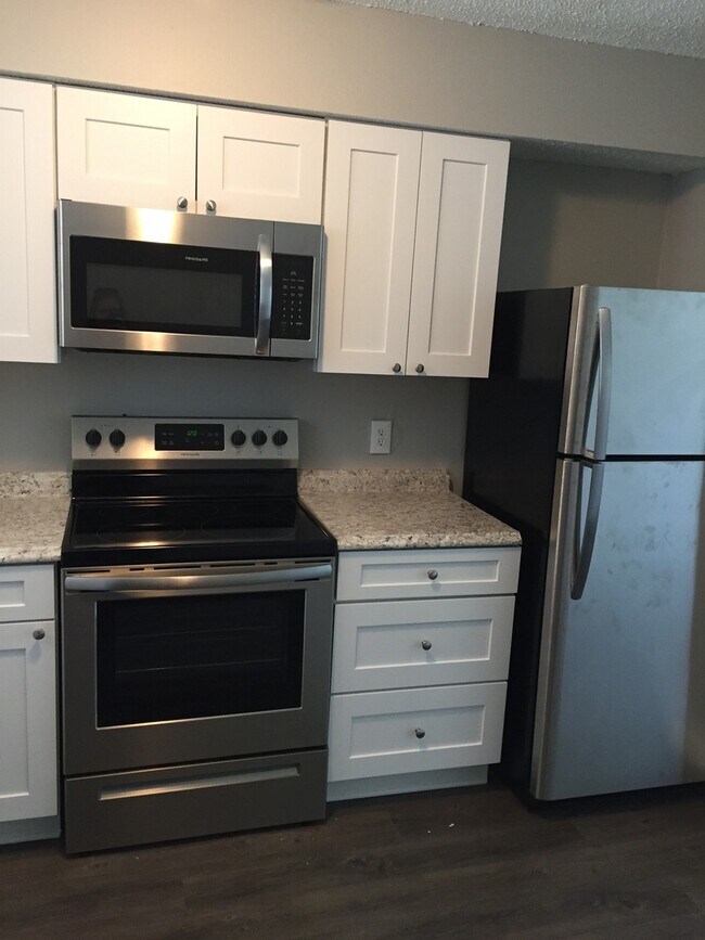Building Photo - Fully Renovated 2 Bed / 1 Bath Apartment! ...