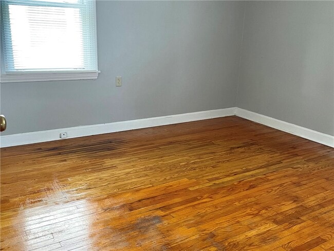 Building Photo - 560 Beecher St