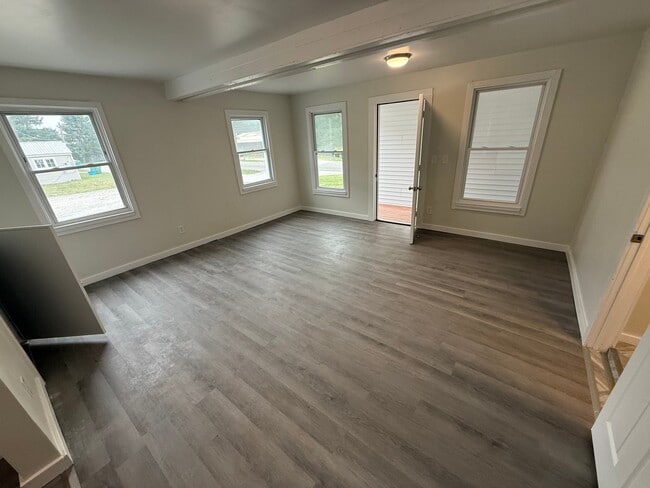 Building Photo - 40 Maple Ln