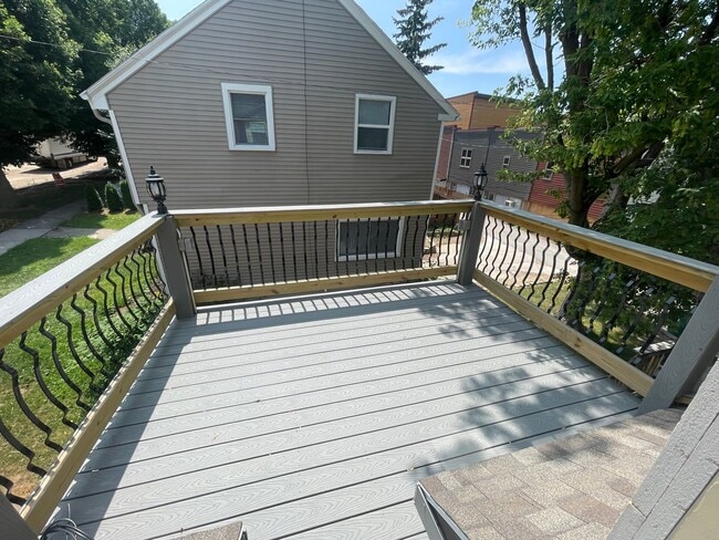 Building Photo - 420 S Van Buren St