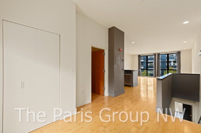 Foto del edificio - Exceptional 2 Story CapHill Condo * 2 Pkg Spaces, EV Charger & Rooftop Views