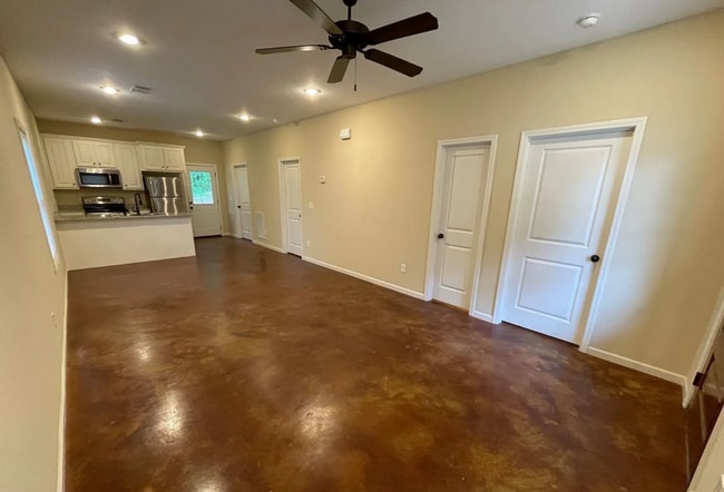 2 bedroom/2 bath - 2 bedroom/2 bath House