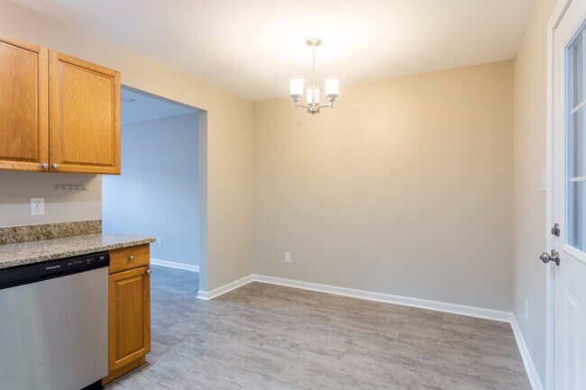Building Photo - 210 Halo Dr