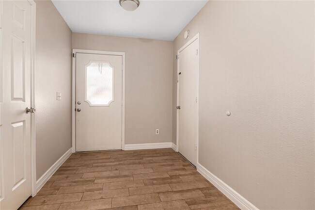 Foto del edificio - 3904 Spring Garden Dr
