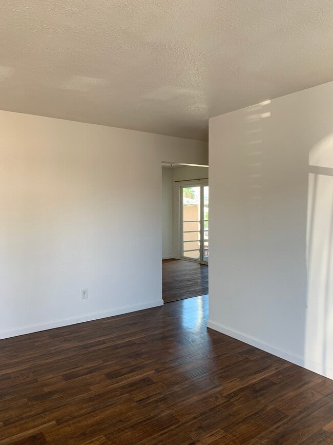 Building Photo - 4077 Oakcrest Dr