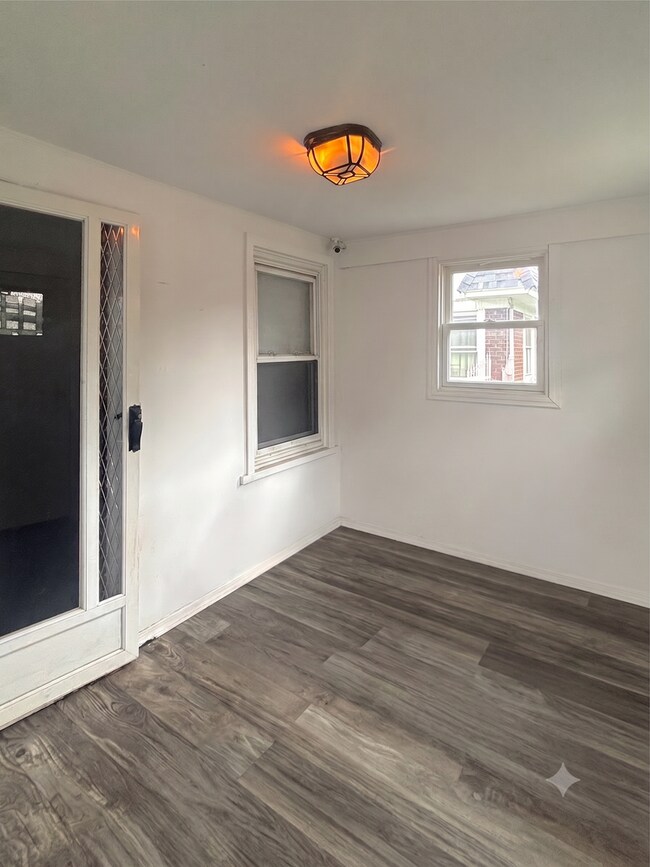 Foto del edificio - 4-Bedroom, 1-Bathroom Residence w/ Washer and Dryer