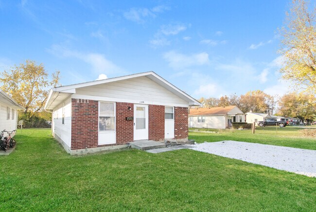 Building Photo - 1446 Golay St