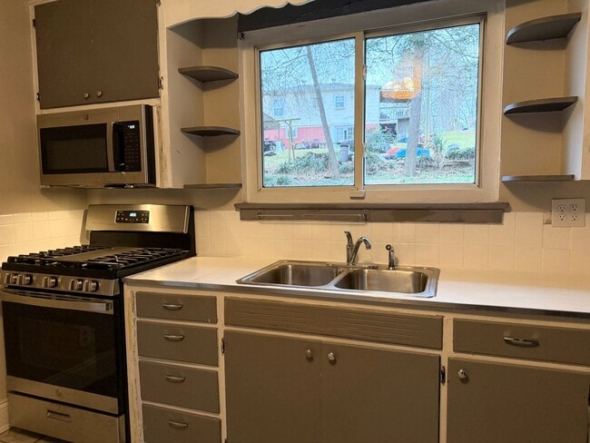 Photo - Beautiful Brick Home in Prime Hickory Location – Spacious Layout & Hardwood Floors!