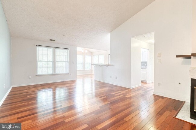Building Photo - Stunning 2bd 2bth Penthouse-Level Condo in...