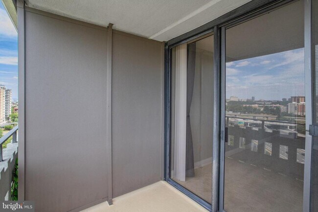 Foto del edificio - 6301 Stevenson Ave