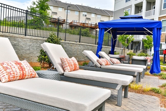 poolside lounge - Residence at Tailrace Marina
