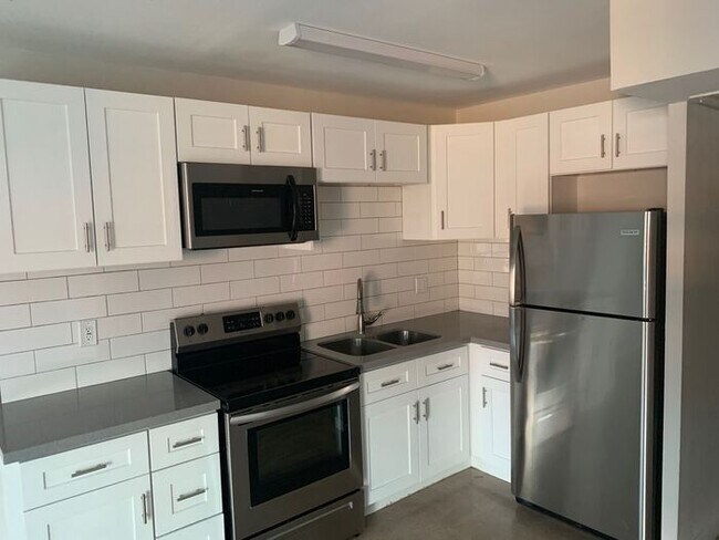 Building Photo - One Bedroom One Bath Enclosed Yard
