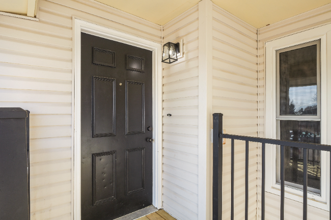 Building Photo - Completely Renovated Apartment!