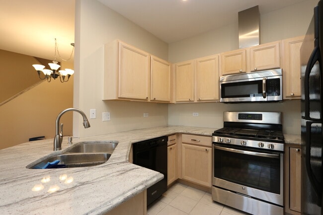 Building Photo - 3333 Stratford Ct