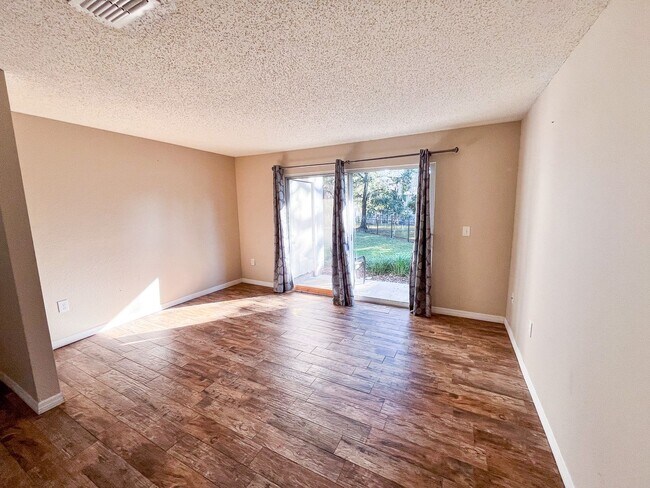 Foto del edificio - Windsor Park #1118 - On several bus routs ...