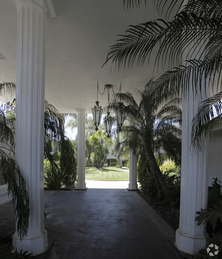 Building Photo - The Corinthian Apartments