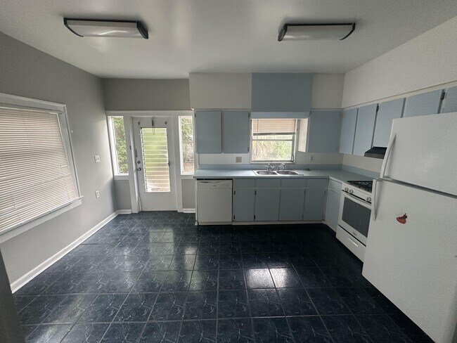 Building Photo - 415 E McDonald Ave