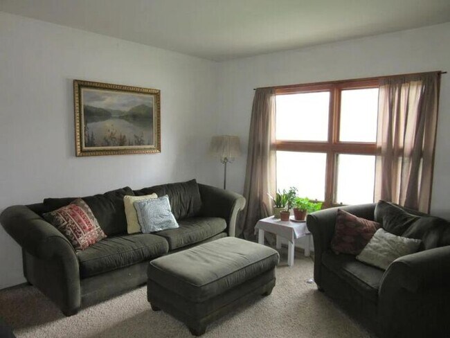 Foto del edificio - $1,125 | 2 Bedroom, 1 Bathroom Duplex | Pe...