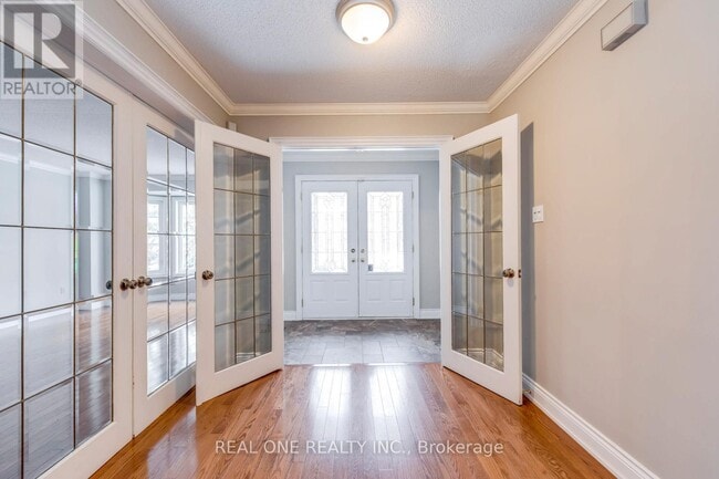 Building Photo - 1369 Mapleridge Crescent