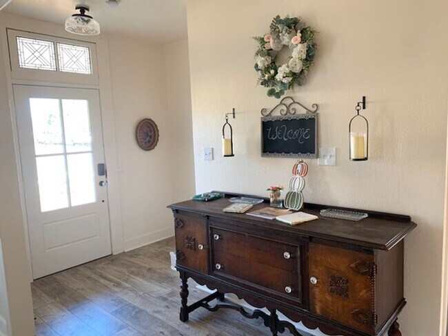 Foto del edificio - $2,750 Furnished or $2,550 Unfurnished, Th...