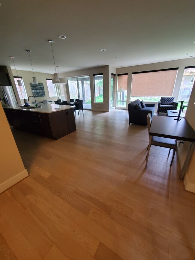 Foto del edificio - Spacious, Modern Living full of luxurious ...