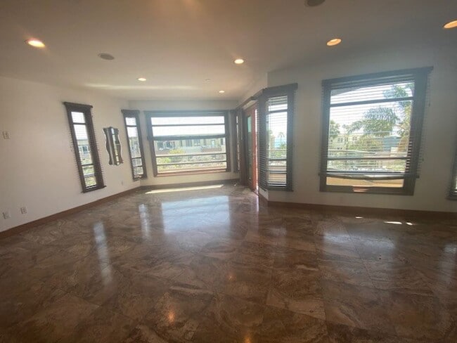 Building Photo - 5431 La Jolla Blvd