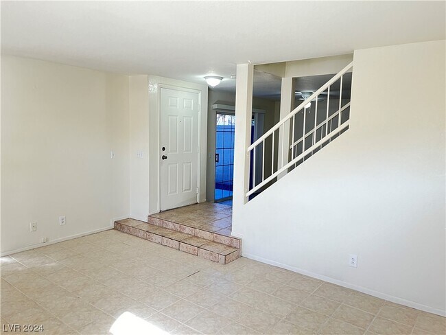 Building Photo - 2842 Briar Knoll Dr