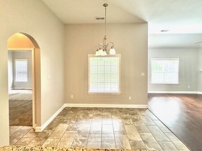 Building Photo - Spacious 4 Bedroom 3 Bath Home In Southeast