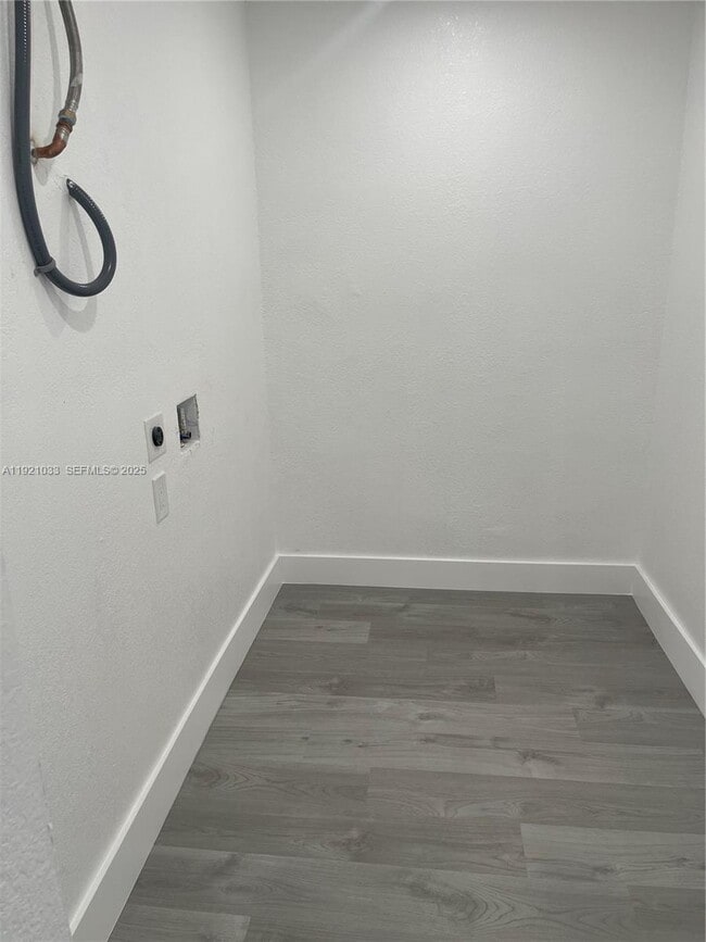 Foto del edificio - 880 NW 8th Ave