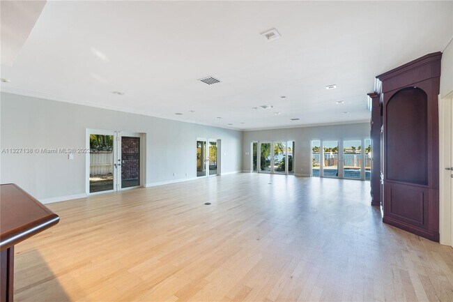 Building Photo - 1375 N Biscayne Point Rd