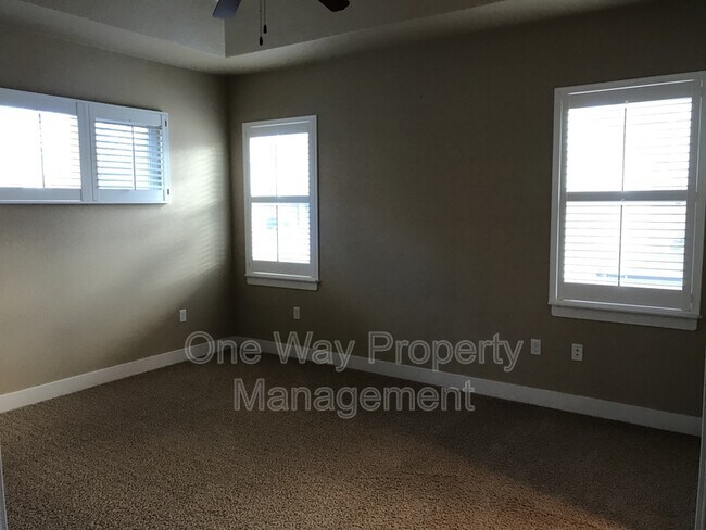 Foto del edificio - 5850 Dripping Rock Ln