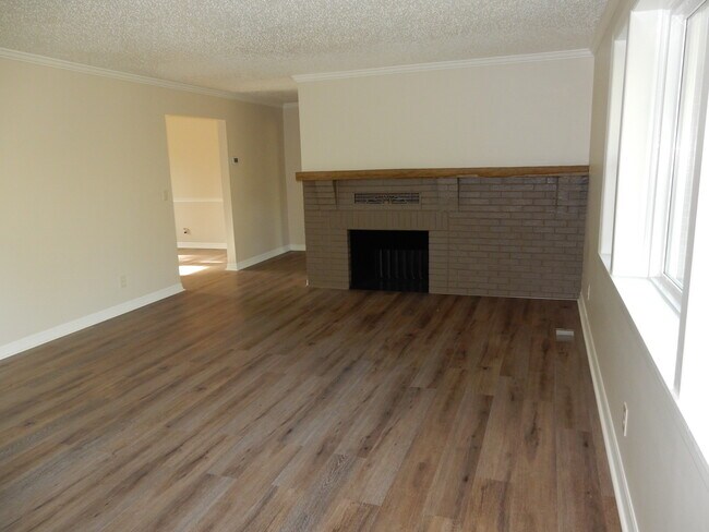 Living rm with decorative fireplace - 7 Smile Ave