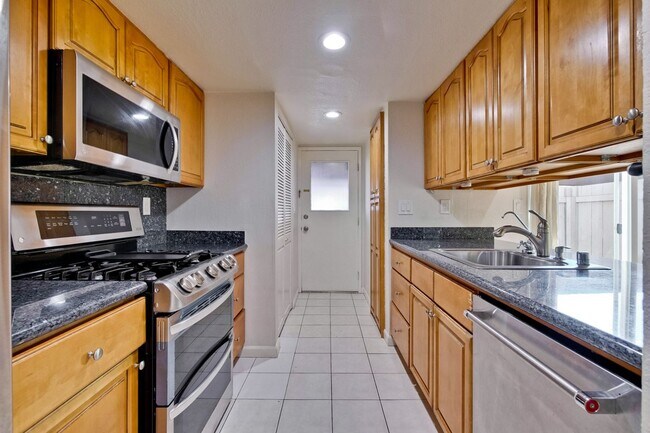 Foto del edificio - 2-Bed Cupertino Home with Private Yard, In-Unit Laundry, Pool and Clubhouse
