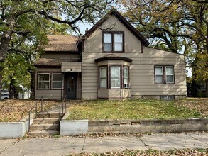 Building Photo - 914 8th Ave S