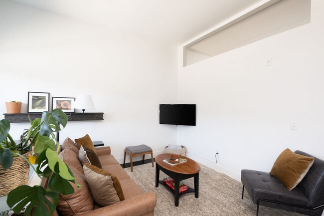 Building Photo - 550 W Juneau Ave