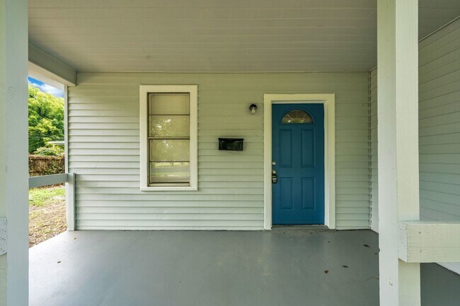 Foto del edificio - RARE 4BR Bessemer Beauty – Huge Space, Modern Updates & Low Move-In Costs!