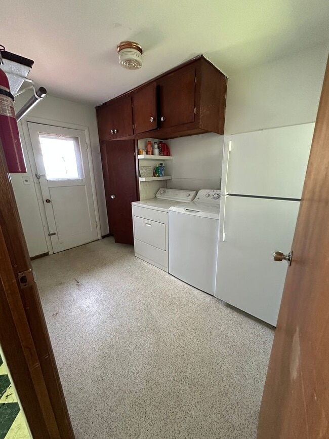 Building Photo - COMING SOON! - 3 Bed 1 Bath Home