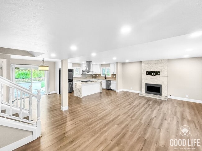 Foto del edificio - Stunning 4BD/2.5 BA W/ Large Backyard and ...