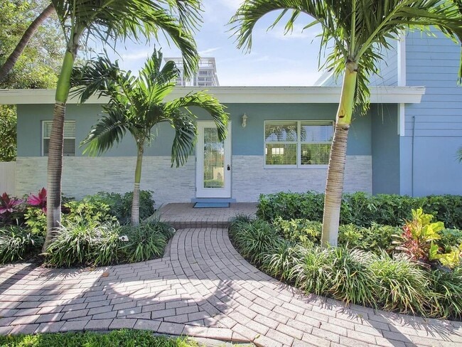Building Photo - 1310 Manor Dr